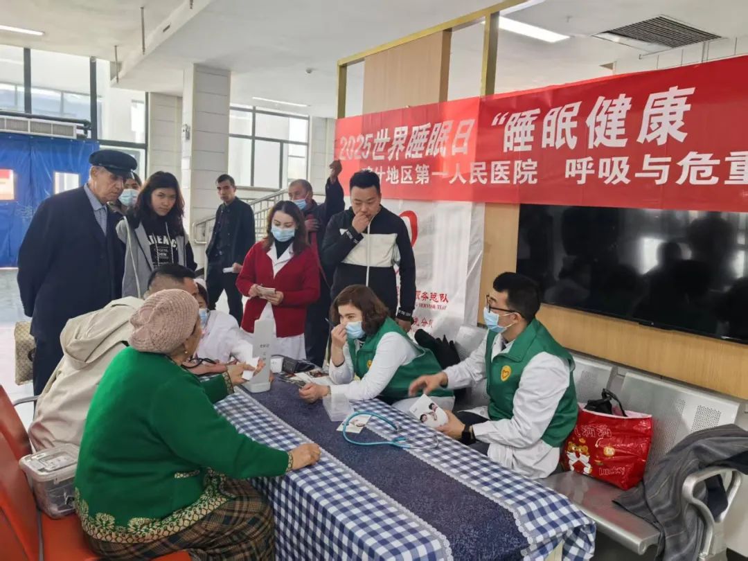 新城院区义诊照片.jpg 新城院区义诊照片.jpg