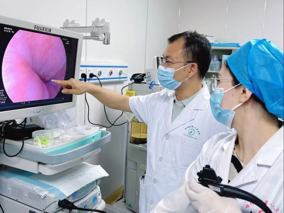 图15 指导本地医师胃镜操作.jpg 图15 指导本地医师胃镜操作.jpg